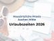 Beitragsbild zu den Urlaubszeiten 2026, Tisch mit Kalender und Reiseutensilien.
