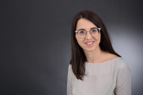 Ärztin Saela Balla Porträt Saela Balla - Fachärztin für Innere Medizin - Praxis Aachen Mitte.